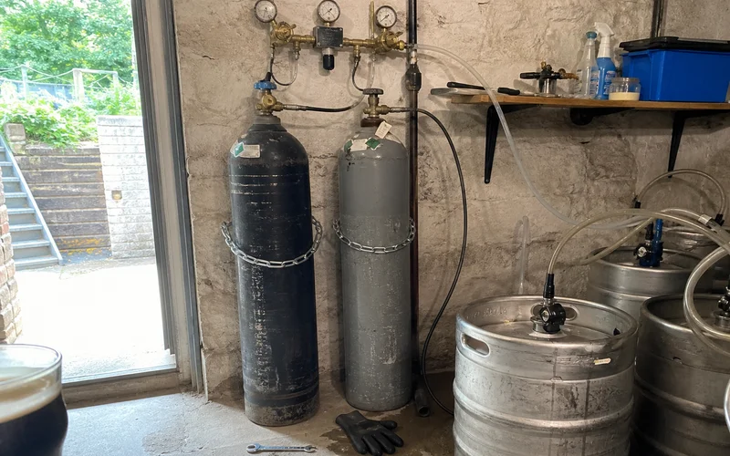 Backup CO2 cylinder connected through a manifold as safety stock