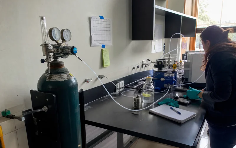 Laboratory bench with a regulator and flow meter on a high-purity gas cylinder