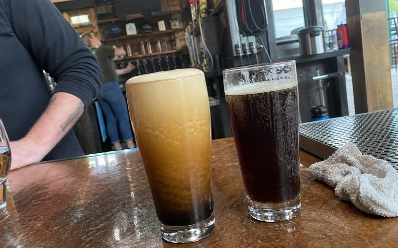 Nitro pour and standard CO2 pour side by side showing the difference in head
