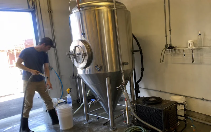 Small brewery setup with a direct-expansion cooled fermenter